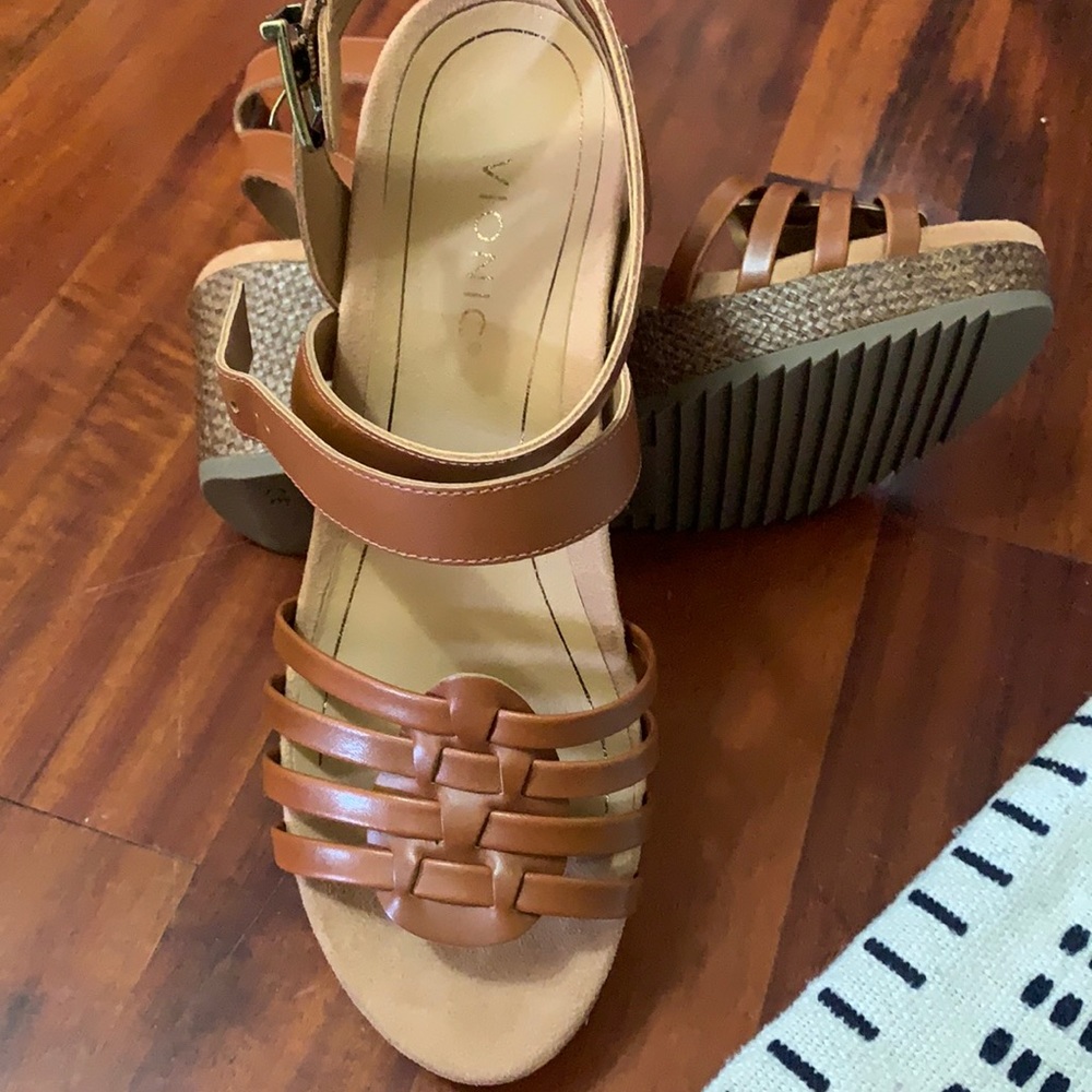 Vionic size 10 strap it wedge never worn